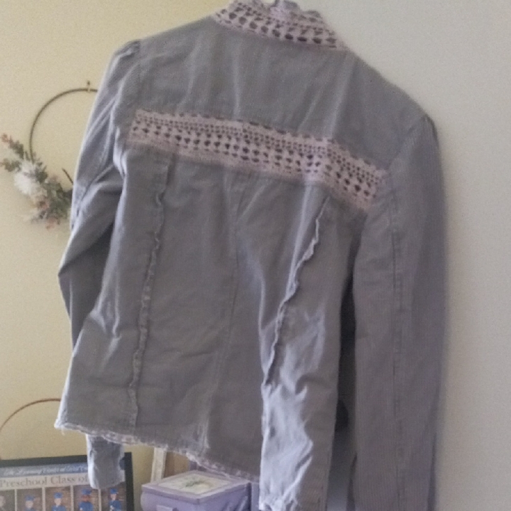 Elegant Striped Women's Blazer with Lace Accents - Picture 7 of 7